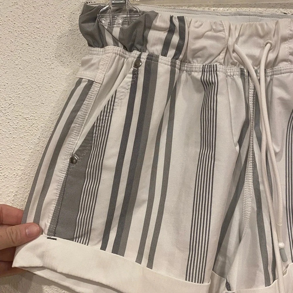 Lululemon Play All Day Short Groovy Stripe Nimbus / White Size 4 EUC - Picture 3 of 4